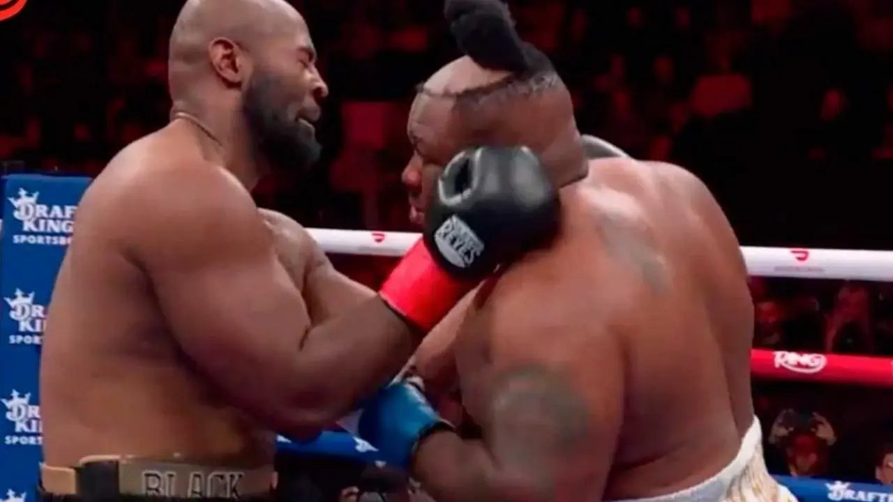 Boxeador pierde peluquín en plena pelea tras golpe del rival