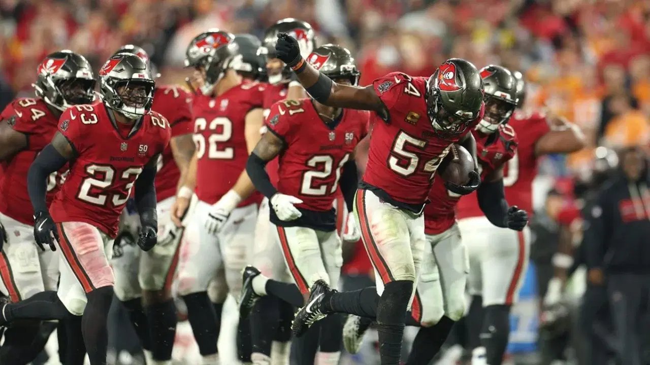 Buccaneers mantienen opciones de playoffs tras vencer a Panthers