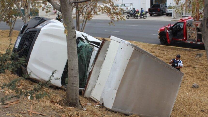 Camioneta cargada de calzado vuelca; fábrica operaba con pocos empleados