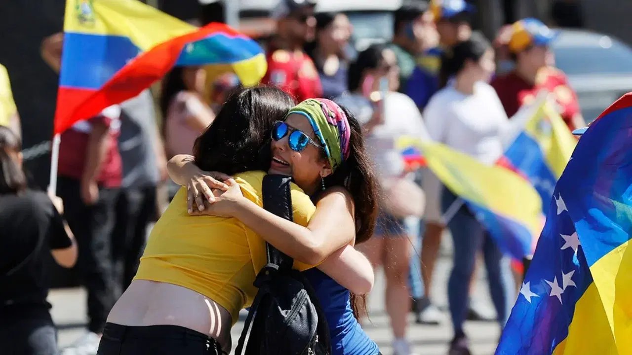 Caracas: chavistas exigen regreso de Maduro mientras venezolanos celebran en el exterior