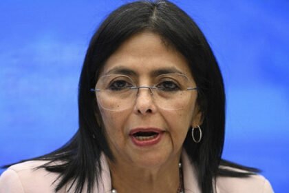 Caracas: Delcy Rodríguez asume mando tras caída de Maduro; amenaza estadounidense