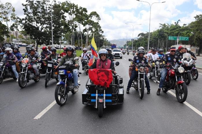 Caravana de transportistas chavistas recorre Caracas exigiendo liberación de Maduro