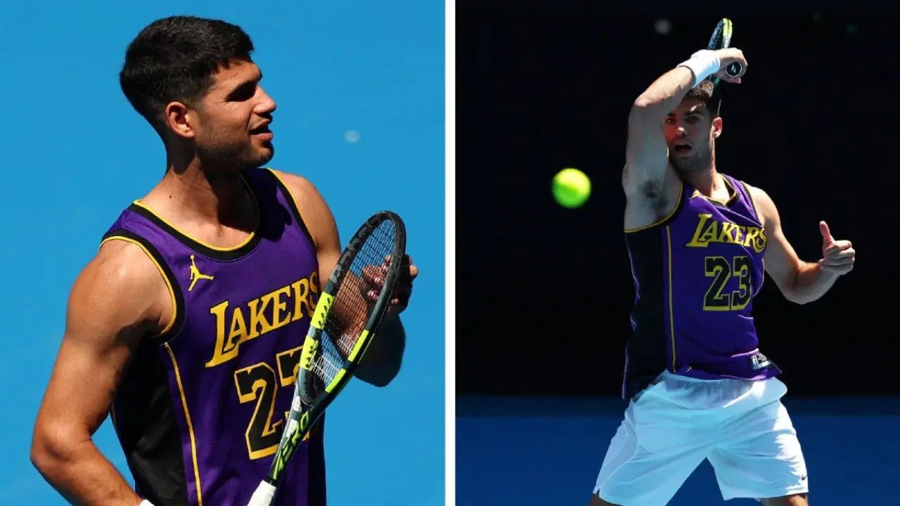 Carlos Alcaraz entrena con el jersey de LeBron antes del Abierto