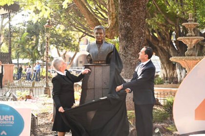 Carlos Soto inaugura busto de José Sixto Verduzco en Zamora, Michoacán
