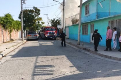 Casa incendiada intencionalmente por hombres armados en la colonia Emiliano Zapata III