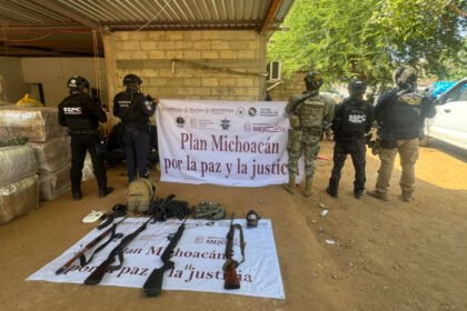 Cateos en Huetamo dejan ocho detenidos y decomisos de droga y armas