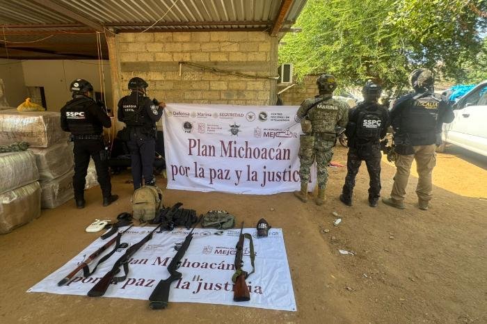 Cateos en Huetamo dejan ocho detenidos y decomisos de droga y armas