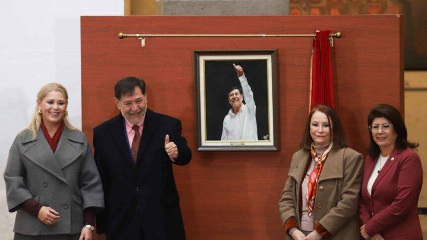 CDMX: Fernández Noroña muestra foto oficial y niega que viajes lo desacrediten