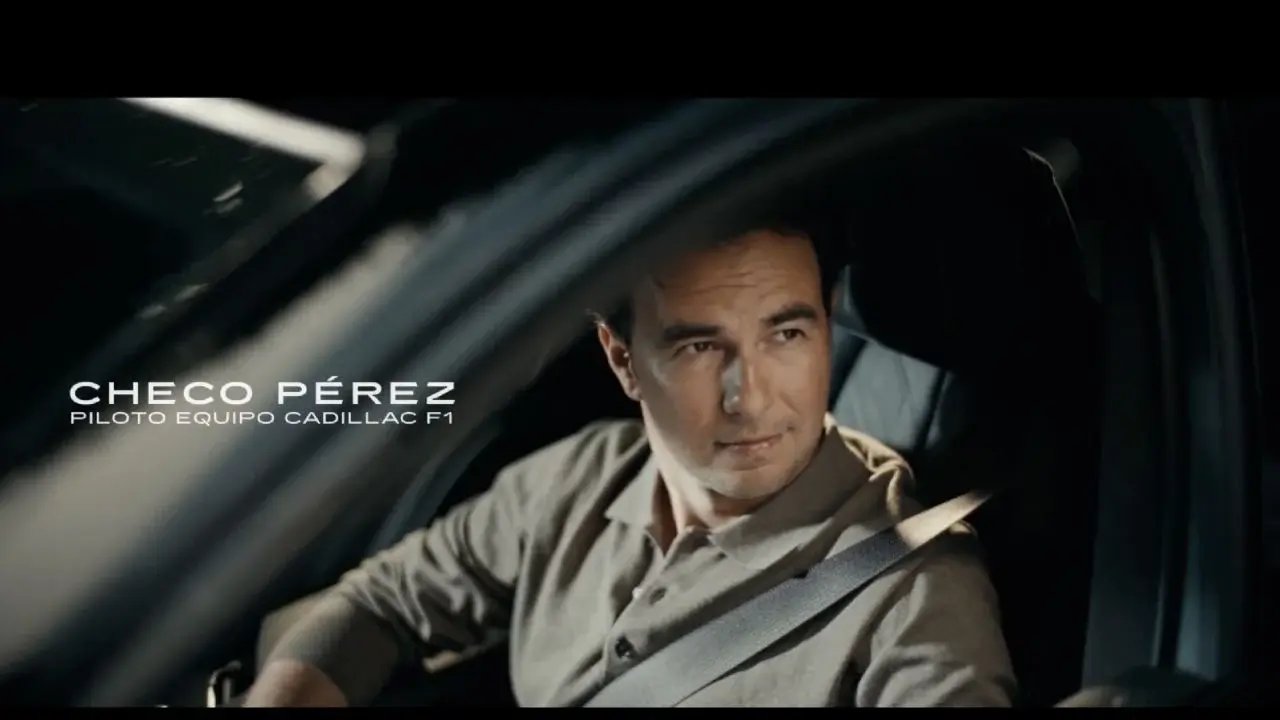 Checo Pérez protagoniza comercial de Cadillac; público le pide conducir más despacio
