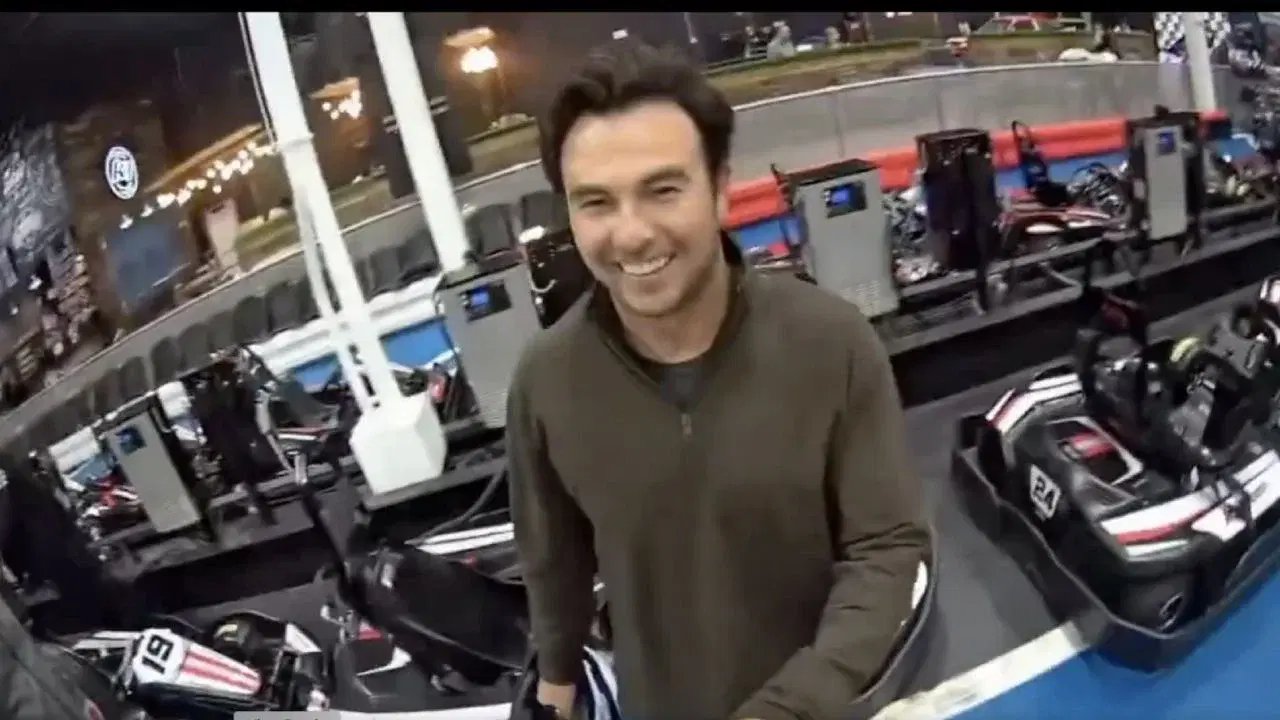 Checo Pérez vence a aficionado en carrera de karts y bromea