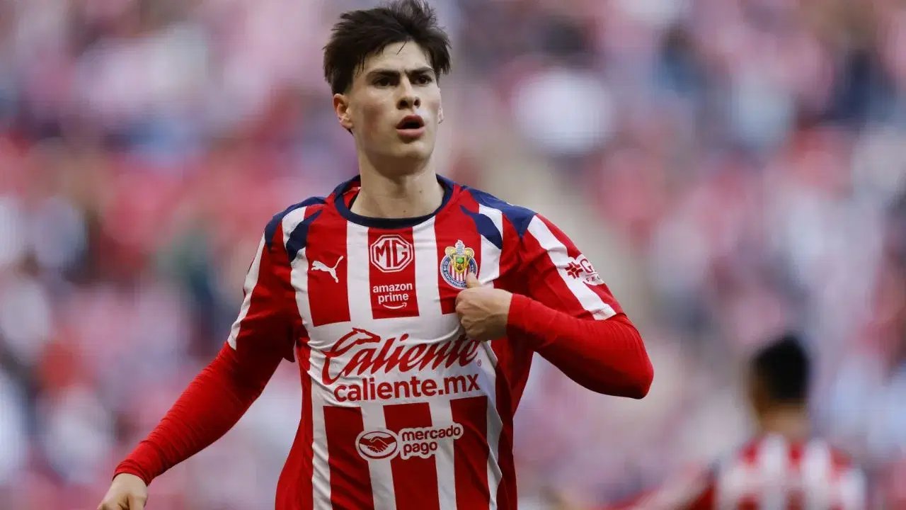 Chivas debutan con victoria y buen fútbol ante Pachuca