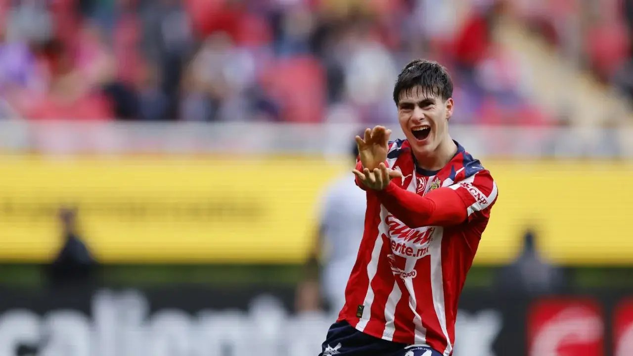 Chivas vence a Querétaro; 'Hormiga' y 'Piojo' marcan y mantienen liderato perfecto