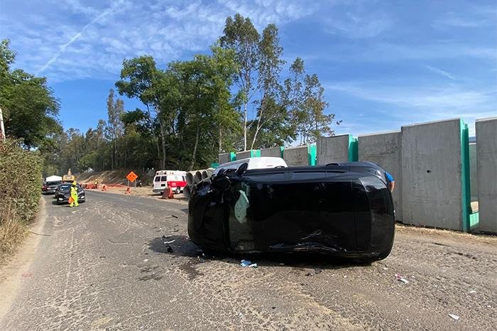 Choque entre automóvil y camioneta moviliza a emergencias en Zitácuaro, Michoacán
