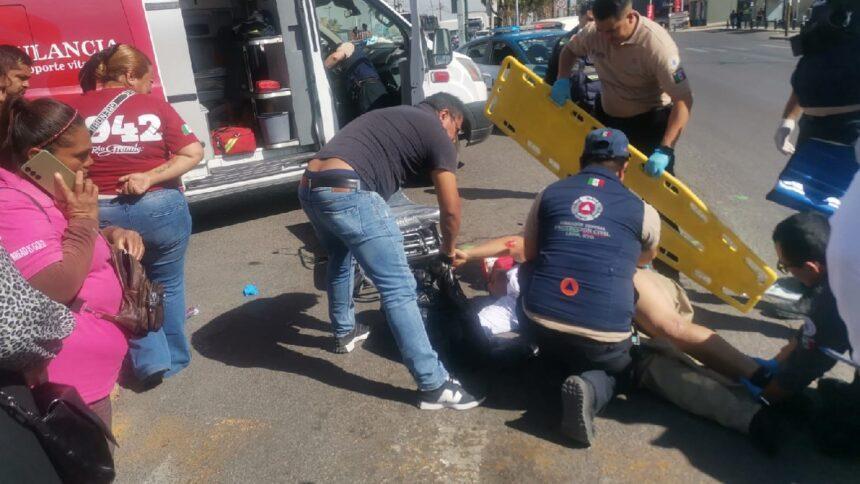 Choque entre motociclista y auto particular en bulevar Juan José Torres Landa