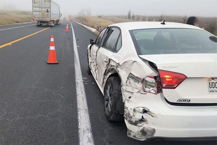 Choque por alcance entre auto y tractocamión en la Siglo XXI, Michoacán