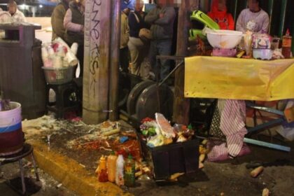 Conductor embiste puesto de elotes en León, Guanajuato