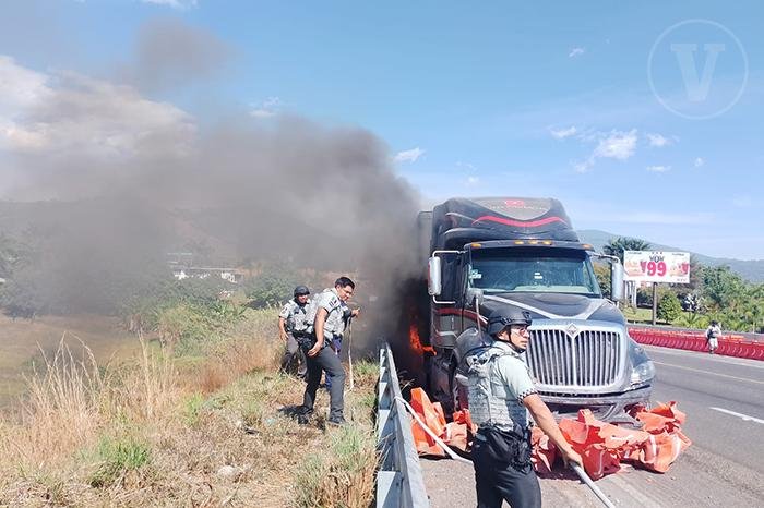 Controlan conato de incendio de tráiler en la Autopista Siglo XXI