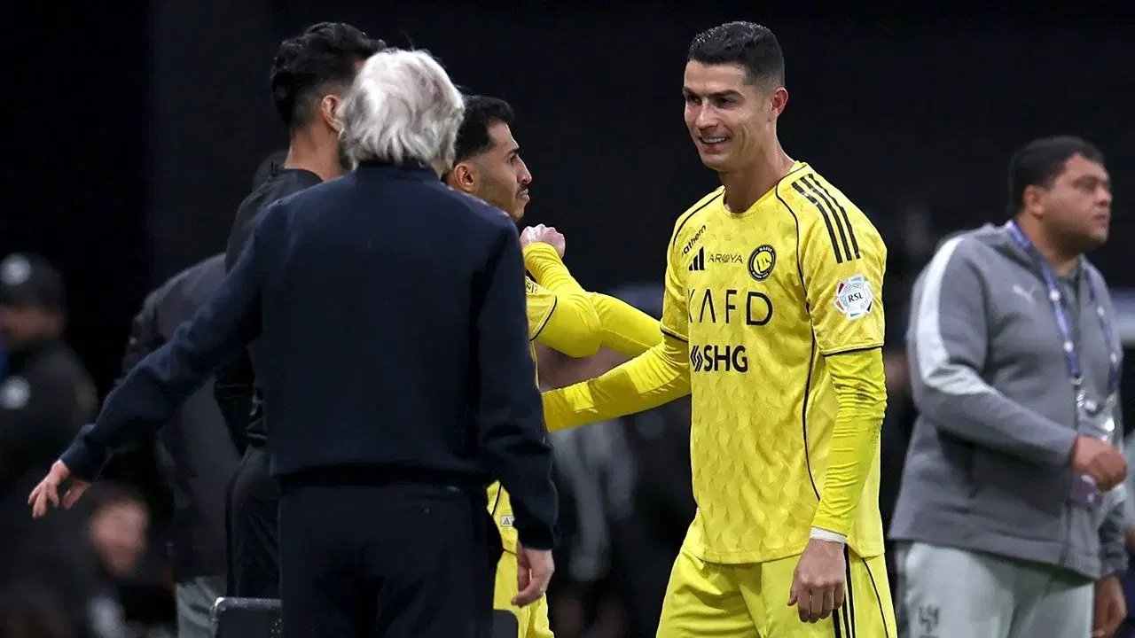 Cristiano Ronaldo critica cambio en derrota del Al Nassr; anotó 959