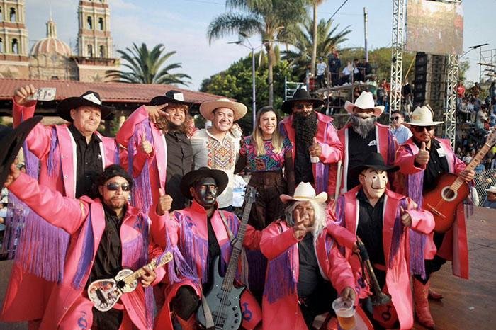 Dayana Pérez Mendoza acompaña Danza de los Kurpites en Parangaricutiro, Michoacán