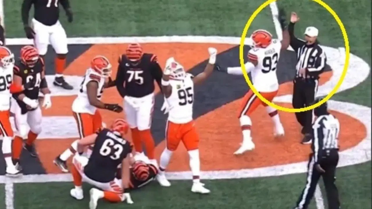 Defensivo de Browns celebra récord de compañero con árbitro
