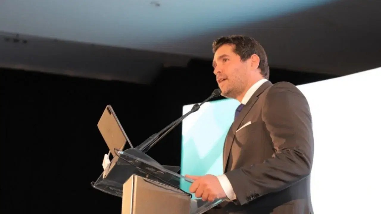 Defensoría del SPR justifica veto a Verástegui, argumentos no aplicados a otros