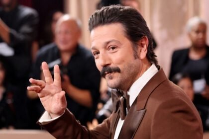Diego Luna desfila en la alfombra roja de los Golden Globes 2026