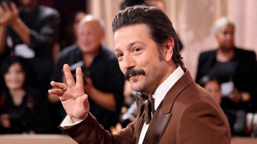 Diego Luna desfila en la alfombra roja de los Golden Globes 2026