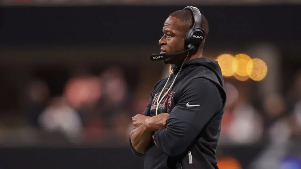 Dueño de Falcons abraza al entrenador; luego lo despiden