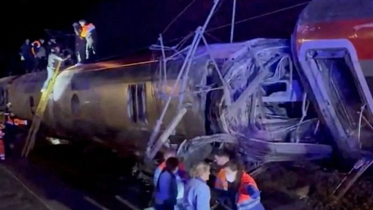 En España, descarrilamiento de dos trenes deja 10 muertos y 25 heridos