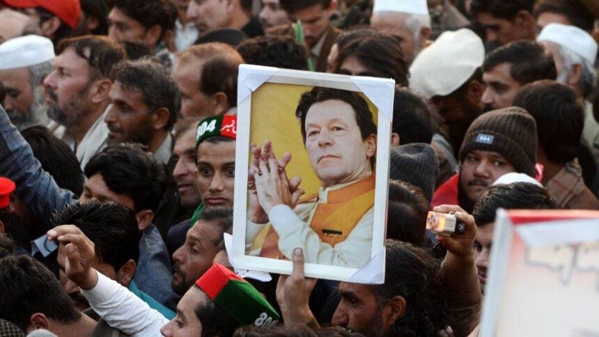 En Pakistán, ex primer ministro preso sometido a cirugía ocular sin aviso