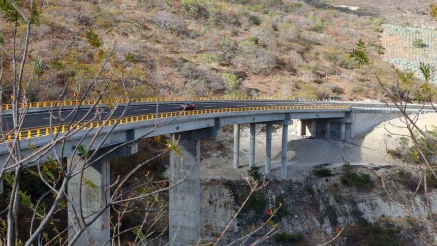 Encuentran restos humanos a la orilla de la carretera en Oaxaca