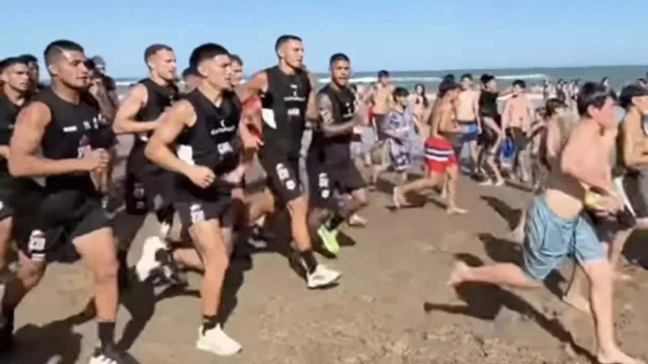 Equipo argentino inicia pretemporada en la playa con turistas corriendo
