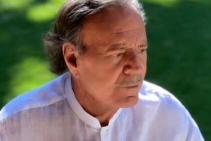 Exigen retirar premios a Julio Iglesias tras denuncias de agresión sexual