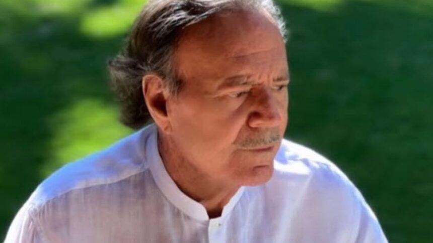 Exigen retirar premios a Julio Iglesias tras denuncias de agresión sexual