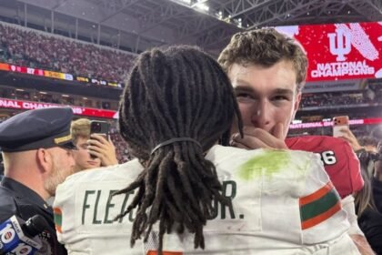 Fernando Mendoza recibe felicitación tras golpe del corredor de Miami