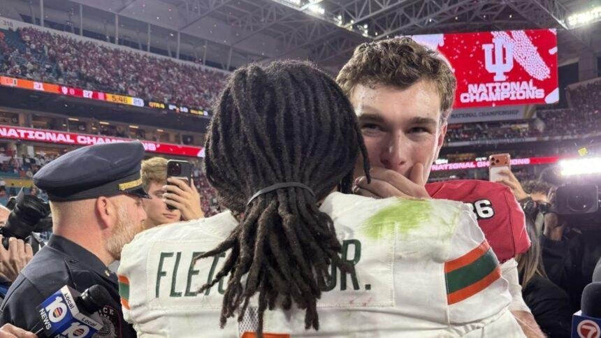 Fernando Mendoza recibe felicitación tras golpe del corredor de Miami