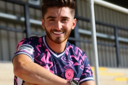 Futbolista acusa a su exequipo de homofobia tras salir del armario