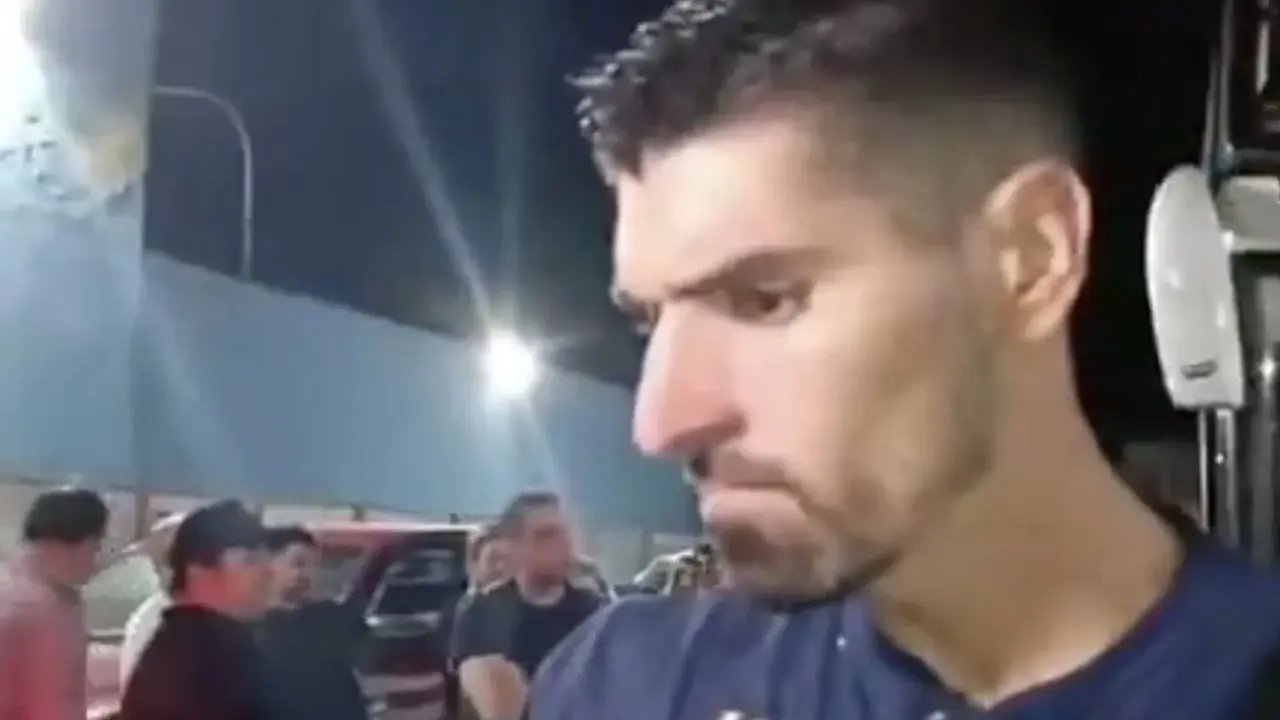 Futbolista argentino responde con molestia a pregunta de un niño