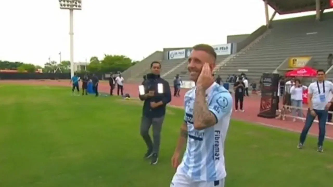 Futbolista golpea a aficionado al lanzar balón en su presentación en Ecuador