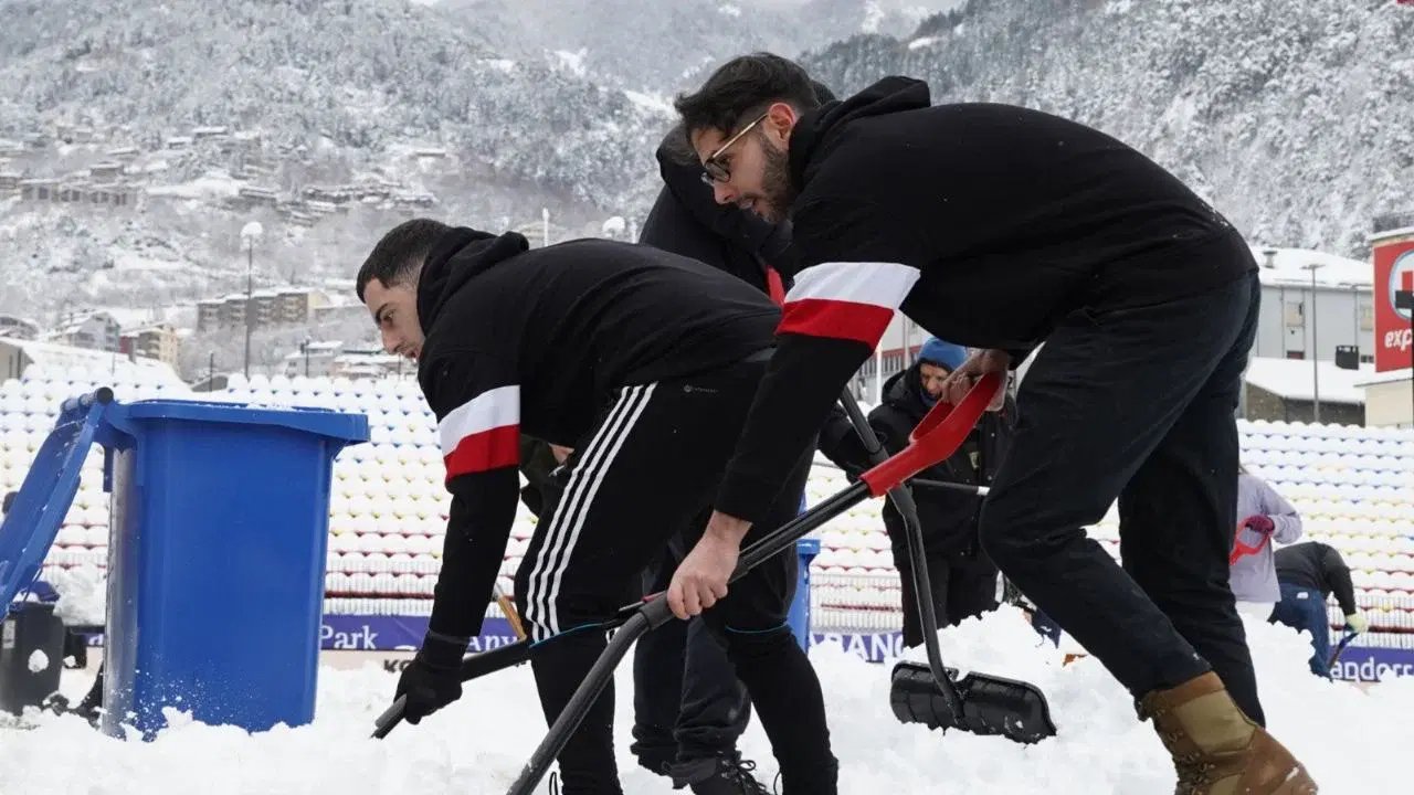 Gerard Piqué despeja la nieve del campo con su novia y aficionados