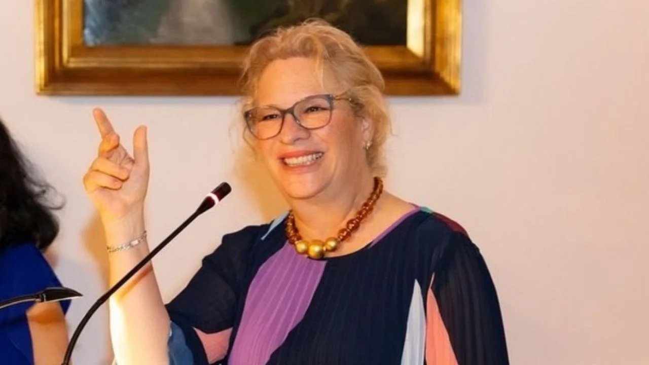 González‑Blanco se despide de la embajada en Londres; felicita a Gertz Manero