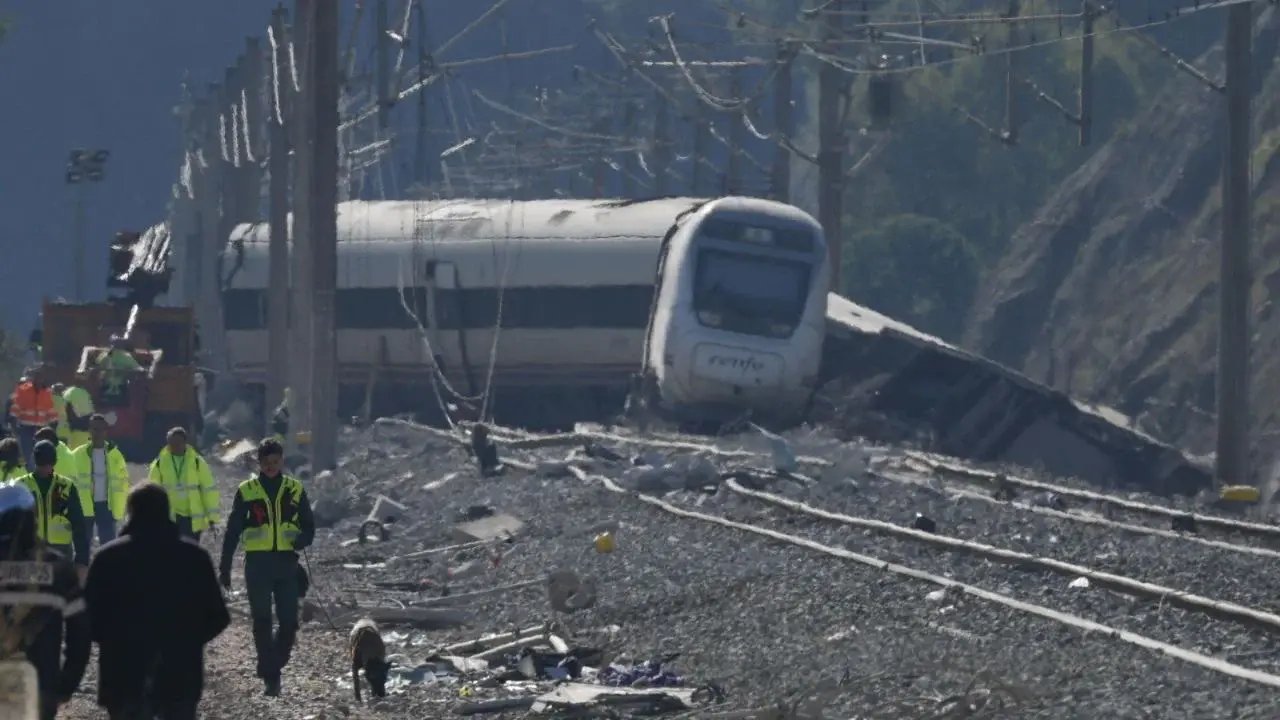 Hallan otra víctima entre restos del tren en España; muertos suben a 41