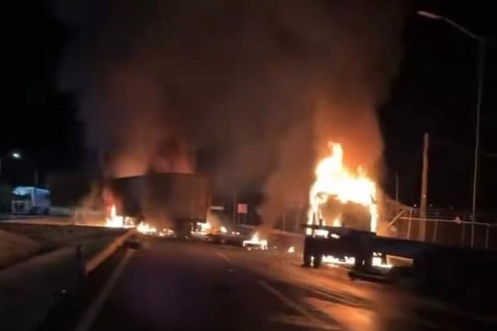 Herido y conductor prófugo tras incendio de camiones en Maravatío, Michoacán