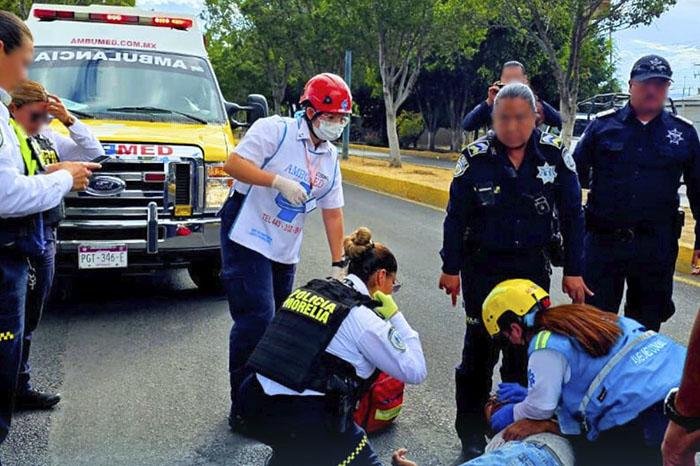 Hombre malherido tras arrojarse de puente peatonal en Calzada La Huerta