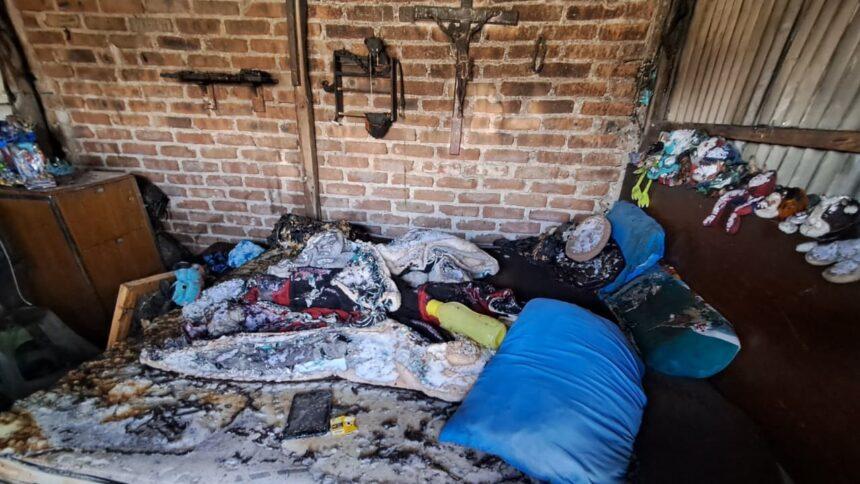 Incendio destruye habitación en Colonia Morelos; familia pide ropa y cama