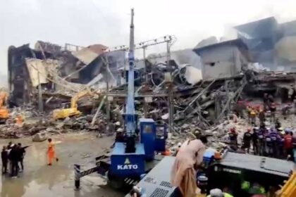 Incendio en centro comercial de Pakistán: 26 muertos, más de 80 desaparecidos