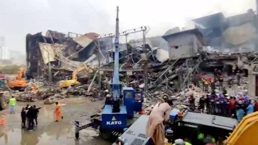 Incendio en centro comercial de Pakistán: 26 muertos, más de 80 desaparecidos