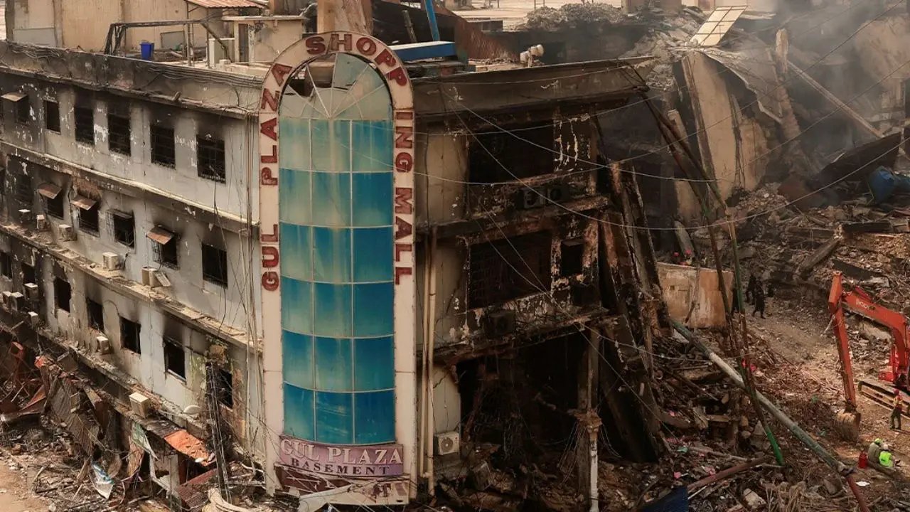 Incendio en centro comercial de Pakistán deja 60 muertos, casi 100 desaparecidos