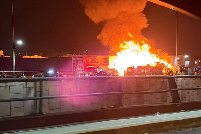 Incendio en negocio de tarimas cerca del distribuidor vial salida a Quiroga
