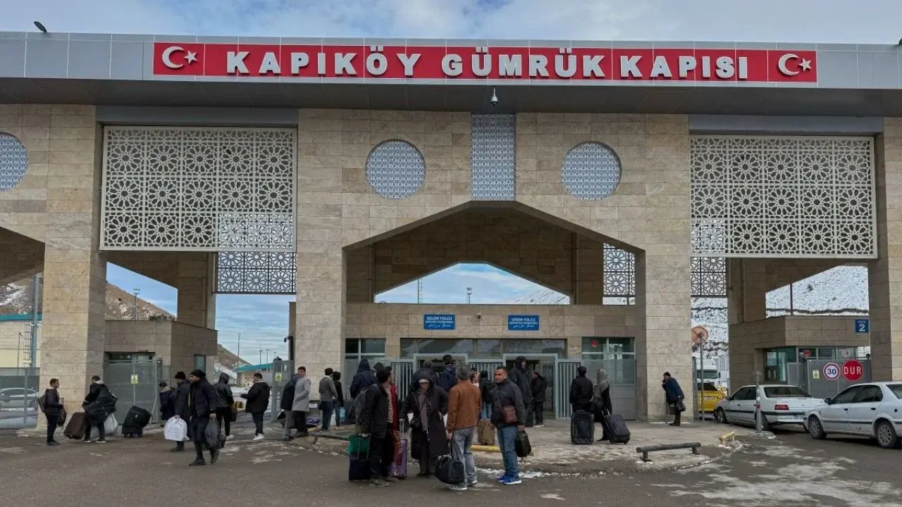 Iraníes se concentran en la frontera con Turquía buscando asilo e Internet